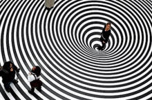 Immagine illusione ottica di profondit - Occhiali da lettura LEGGOMEGLIO, in edicola